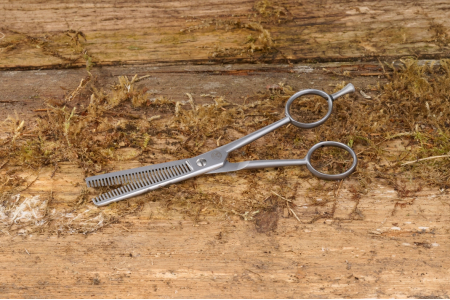 Thinning scissors